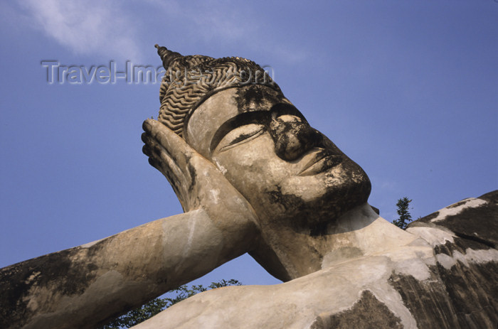 laos2: Laos - Vientiane: Xieng Khuan Buddha Park - reclining Buddha - religion - Buddhism (photo by Walter G Allgöwer) - Der Skupturenpark mit meterhohen Betonfiguren wurde 1958 von dem laotischen Künstler Boun Leua Soulilat erschaffen. Er vereinigte Elemente au - (c) Travel-Images.com - Stock Photography agency - Image Bank