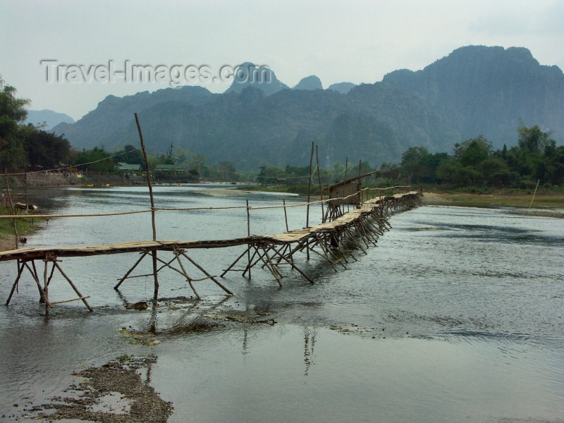 laos20: Laos - Vang Veing: makeshift bridge - Nam Song river - karstic hills - photo by P.Artus - (c) Travel-Images.com - Stock Photography agency - Image Bank