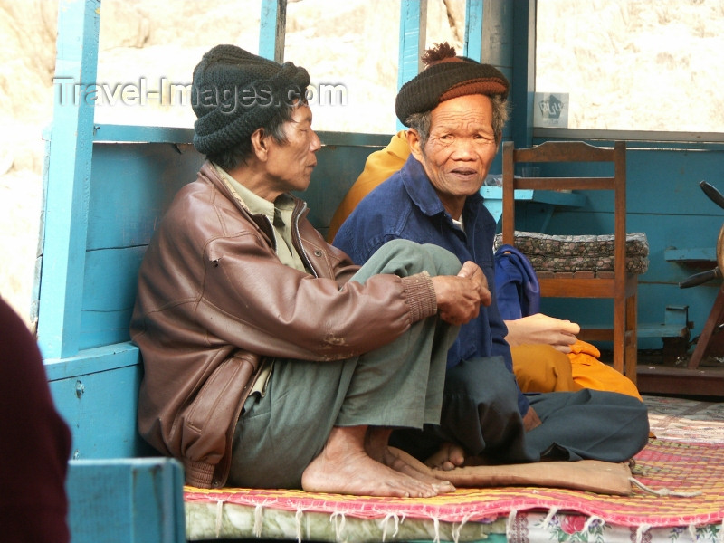 laos24: Laos - Pakbeng: ferry passengers going to Luang Prabang - photo by P.Artus - (c) Travel-Images.com - Stock Photography agency - Image Bank