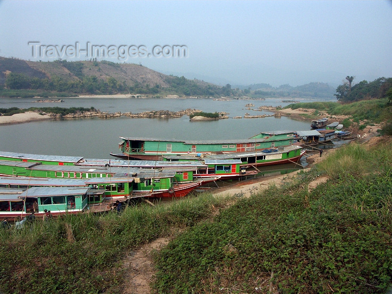 laos28: Laos - Pakbeng: river terminal - ferries - long tail river boats - Mekong River - photo by P.Artus - (c) Travel-Images.com - Stock Photography agency - Image Bank