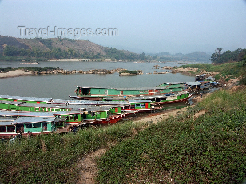 laos28: Laos - Pakbeng: river terminal - ferries - long tail river boats - Mekong River - photo by P.Artus - (c) Travel-Images.com - Stock Photography agency - Image Bank