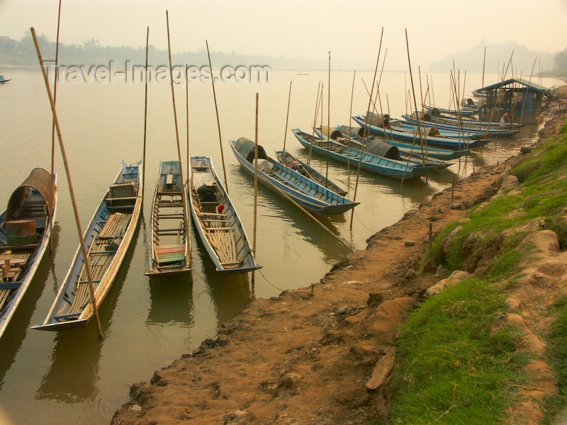laos31: Laos - Indochina - Luang Prabang / Louangphrabang / Luang Phrabang / Luang Probang: boats in the Mekong River (photo by P.Artus) - (c) Travel-Images.com - Stock Photography agency - Image Bank