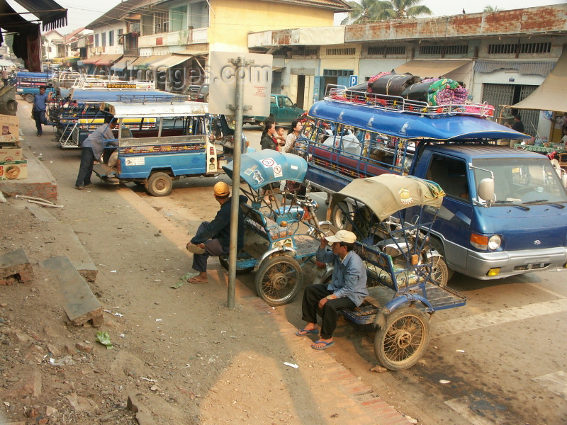 laos32: Laos - Luang Prabang: bus station (photo by P.Artus) - (c) Travel-Images.com - Stock Photography agency - Image Bank