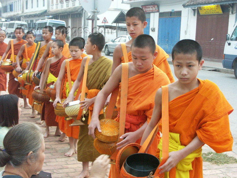 laos33: Laos - Luang Prabang: monks collecting food donations - people giving alms  (photo by P.Artus) - (c) Travel-Images.com - Stock Photography agency - Image Bank