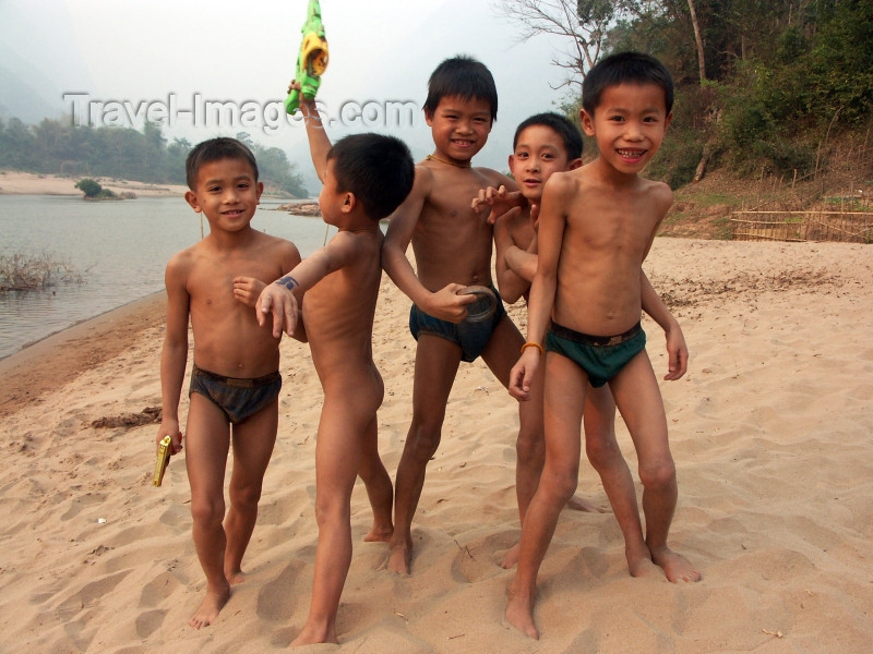 laos38: Laos - Muang Noi: kids playing on the beach - photo by P.Artus - (c) Travel-Images.com - Stock Photography agency - Image Bank