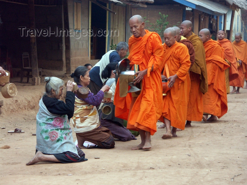 laos44: Muang Noi, Laos: Buddhist monks collecting alms - photo by P.Artus - (c) Travel-Images.com - Stock Photography agency - Image Bank