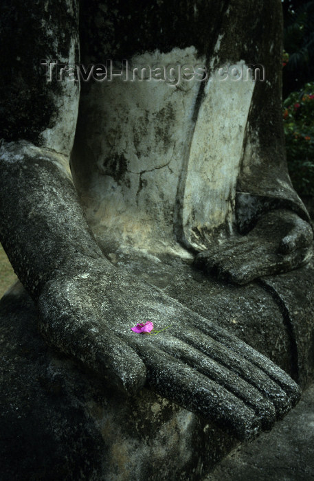 laos5: Laos - Vientiane: Xieng Khouan / Xieng Khuan Buddha Park - petal in Buddha's hand - religion - Buddhism (photo by Walter G Allgöwer) - Der Skupturenpark mit meterhohen Betonfiguren wurde 1958 von dem laotischen Künstler Boun Leua Soulilat erschaffen. Er v - (c) Travel-Images.com - Stock Photography agency - Image Bank