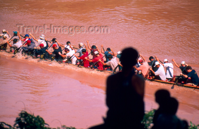 laos55: Laos - Luang Prabang - Lao Family watching the annual boats racing in the Mekong River (photo by K.Strobel) - (c) Travel-Images.com - Stock Photography agency - Image Bank