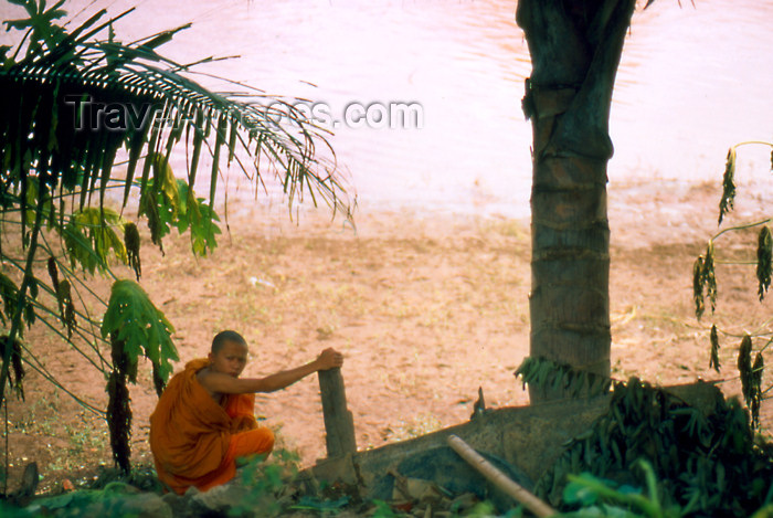 laos56: Laos - Luang prabang - Monk Watching the Mekong River (photo by K.Strobel) - (c) Travel-Images.com - Stock Photography agency - Image Bank