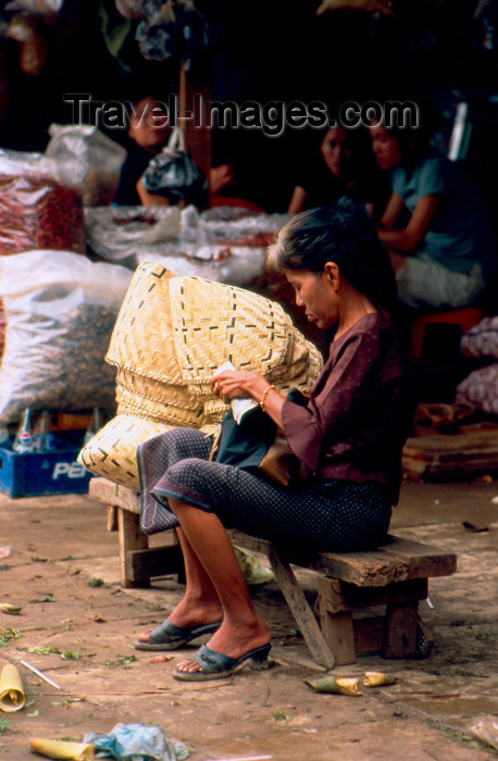 laos72: Laos - Vientiane - Woman looking for her money - morning market (photo by K.Strobel) - (c) Travel-Images.com - Stock Photography agency - Image Bank