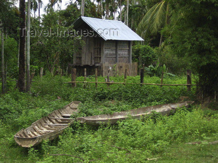 laos73: Laos - Don Det Island - Si Phan Don region - 4000 islands - Mekong river: hut and canoes - photo by M.Samper - (c) Travel-Images.com - Stock Photography agency - Image Bank