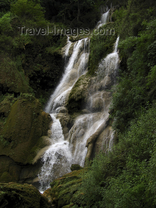 laos82: Kuang Si Falls / Khouang Sy Waterfalls, Luang Prabang province, Laos: travertine waterfalls - photo by M.Samper - (c) Travel-Images.com - Stock Photography agency - Image Bank