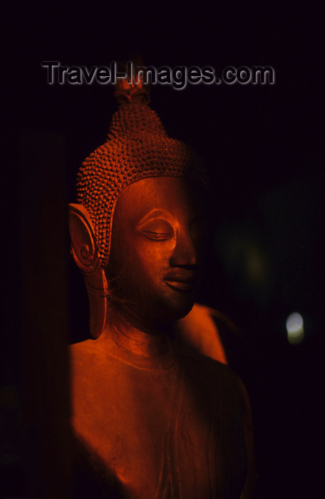 laos91: Laos - Luang Prabang: Buddha head at Tat Phathoum (Lotus Stupa) originally built in 1514, commonly known as Tat Mak Mo (Watermelon Stupa) - religion - Buddhism - photo by Walter G Allgöwer - Von der Sonne beleuchteter Buddhakopf in Luang Prabang, Laos. Di - (c) Travel-Images.com - Stock Photography agency - Image Bank