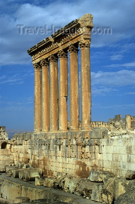 lebanon11: Lebanon / Liban - Baalbek / Baalbak / Heliopolis: Temple of Jupiter - only six columns remain (photo by J.Wreford) - (c) Travel-Images.com - Stock Photography agency - Image Bank