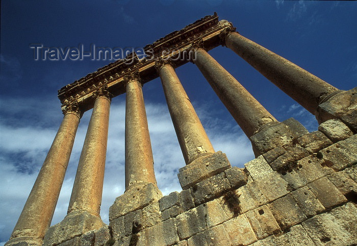 lebanon13: Lebanon / Liban - Baalbek / Baalbak / Heliopolis: Temple of Jupiter - wide-angle view - Unesco world heritage site (photo by J.Wreford) - (c) Travel-Images.com - Stock Photography agency - Image Bank