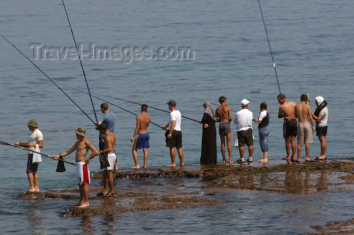 lebanon22: Lebanon / Liban - Beirut: anglers - line of fishermen (photo by J.Wreford) - (c) Travel-Images.com - Stock Photography agency - Image Bank