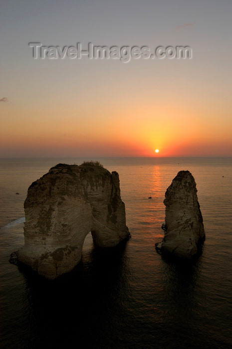 lebanon24: Lebanon / Liban - Beirut: Mediterranean sunset - Pigeon Rocks from Raouché district - Beirut’s western-most tip - photo by J.Wreford - (c) Travel-Images.com - Stock Photography agency - Image Bank