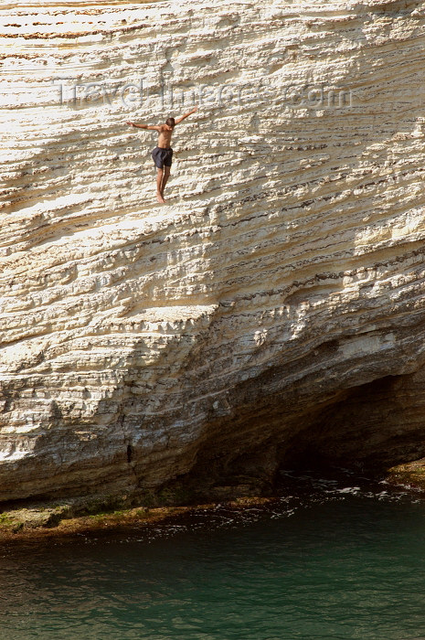 lebanon44: Lebanon / Liban - Beirut: jumping into the Mediterranean - cliff (photo by J.Wreford) - (c) Travel-Images.com - Stock Photography agency - Image Bank