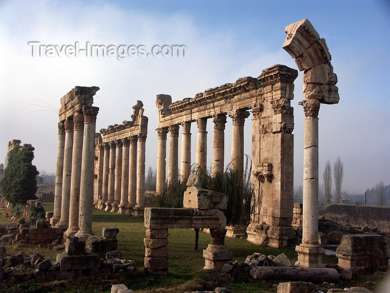 lebanon46: Lebanon / Liban - Baalbek / Baalbak / Heliopolis: temple ruins (photo by P.Artus) - (c) Travel-Images.com - Stock Photography agency - Image Bank