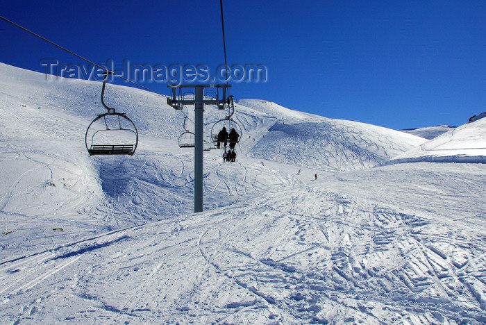 lebanon51: Lebanon, Faraya Mzaar Kfardebian / Ouyoune el Simane: chairlift on ski field - 'Le Telesiege - Mount Lebanon - photo by J.Pemberton - (c) Travel-Images.com - Stock Photography agency - Image Bank