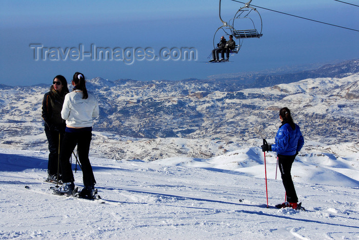 lebanon55: Lebanon, Faraya Mzaar: skiers and chairlift - views to the Mediteranean - photo by J.Pemberton - (c) Travel-Images.com - Stock Photography agency - Image Bank