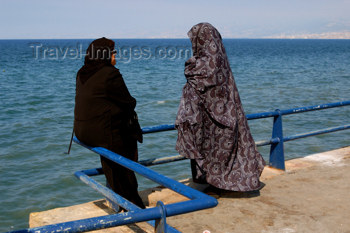 lebanon68: Lebanon, Beirut: Shia Muslim women on the corniche - dressed from from head to toe - photo by J.Wreford - (c) Travel-Images.com - Stock Photography agency - Image Bank