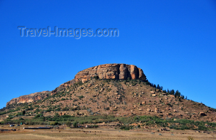 lesotho102: Ha Majara area, Lesotho: conical hill with eroded sandstone top - B31 road - photo by M.Torres - (c) Travel-Images.com - Stock Photography agency - Image Bank