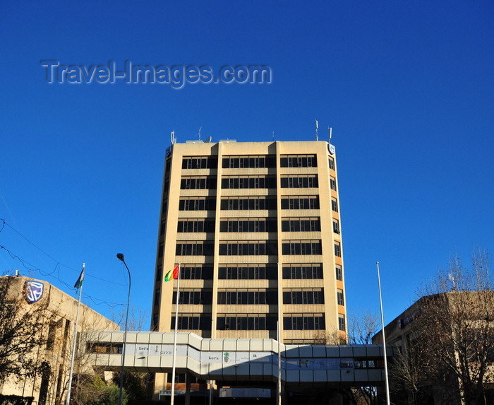 lesotho34: Maseru, Lesotho: Standard Lesotho Bank - central tower and elevates passage between the lower blocks - Kingsway - photo by M.Torres - (c) Travel-Images.com - Stock Photography agency - Image Bank