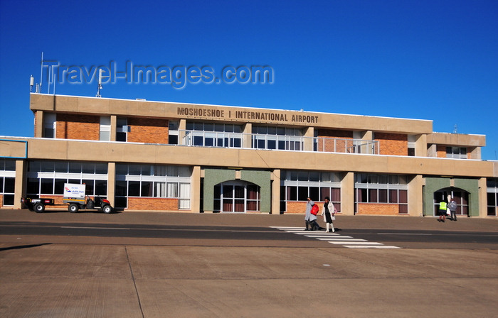 lesotho54: Mazenod, Maseru, Lesotho: terminal building - Moshoeshoe I International Airport - IATA MSU - photo by M.Torres - (c) Travel-Images.com - Stock Photography agency - Image Bank