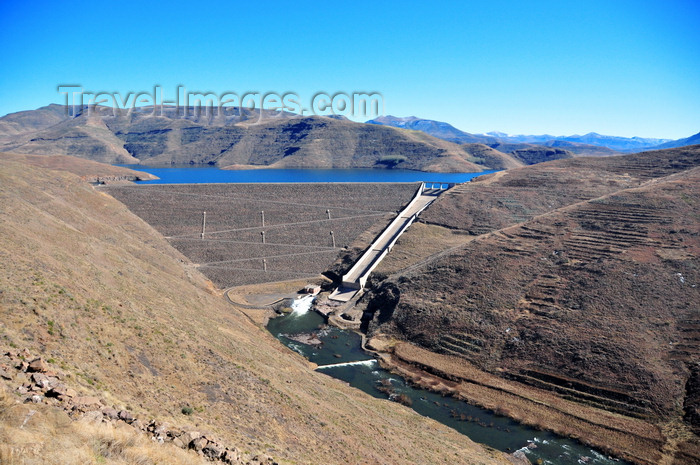 lesotho65: Mohale Dam, Lesotho: concrete faced rockfill dam built by a consortium of Balfour Beatty, Campenon Bernard, LTA, Spie Batignolles and E.D. Zublin - principal dam designer was MWH - photo by M.Torres - (c) Travel-Images.com - Stock Photography agency - Image Bank