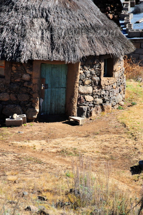 lesotho78: Mohale Dam, Lesotho: stone hut with thatched roof - rondavel - photo by M.Torres - (c) Travel-Images.com - Stock Photography agency - Image Bank