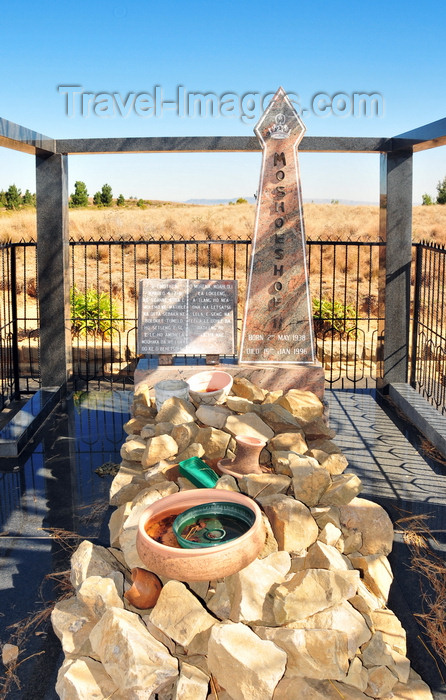 lesotho84: Thaba Bosiu, Lesotho: tomb of Moshoeshoe II (Constantine Bereng Seeiso), 1938-1996, paramount chief of Lesotho and later king - royal tombs - photo by M.Torres - (c) Travel-Images.com - Stock Photography agency - Image Bank