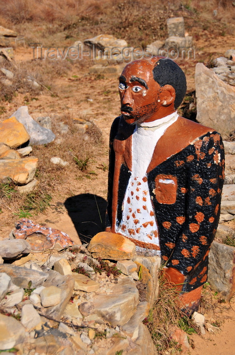 lesotho85: Thaba Bosiu, Lesotho: tomb - Tobo Mokhachane, 1886 Bosiu - photo by M.Torres - (c) Travel-Images.com - Stock Photography agency - Image Bank