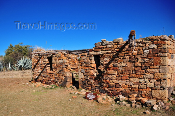 lesotho87: Thaba Bosiu, Lesotho: the sandstone house of Moshoeshoe I - he defended his people from attacks by Batlokoa, the mighty Shaka Zulu soldiers and Afrikaners until 1868 when he sought protection from the British - photo by M.Torres - (c) Travel-Images.com - Stock Photography agency - Image Bank