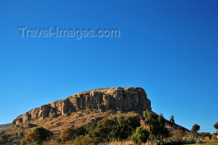 lesotho92: Mahlanyeng Ha Lerata, Lesotho: eroded rock formation - photo by M.Torres - (c) Travel-Images.com - Stock Photography agency - Image Bank