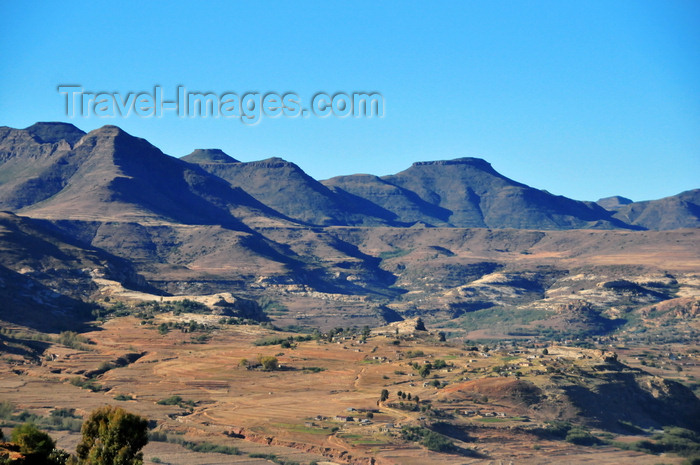 lesotho95: Roma area, Lesotho: amphiteather of mountains outside Roma - photo by M.Torres - (c) Travel-Images.com - Stock Photography agency - Image Bank