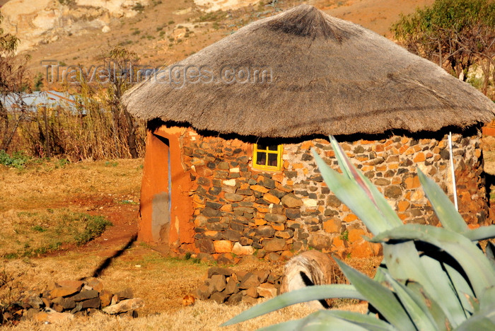 lesotho96: Roma area, Lesotho: Basotho hut - roundavel with thatched roof (from the Afrikaans word 'rondawel') - photo by M.Torres - (c) Travel-Images.com - Stock Photography agency - Image Bank