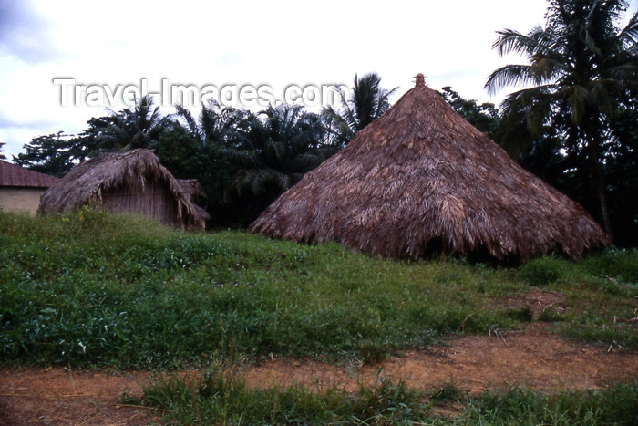 liberia38: Grand Bassa County, Liberia, West Africa: thatched roof huts - village scene - Africa - photo by M.Sturges - (c) Travel-Images.com - Stock Photography agency - Image Bank