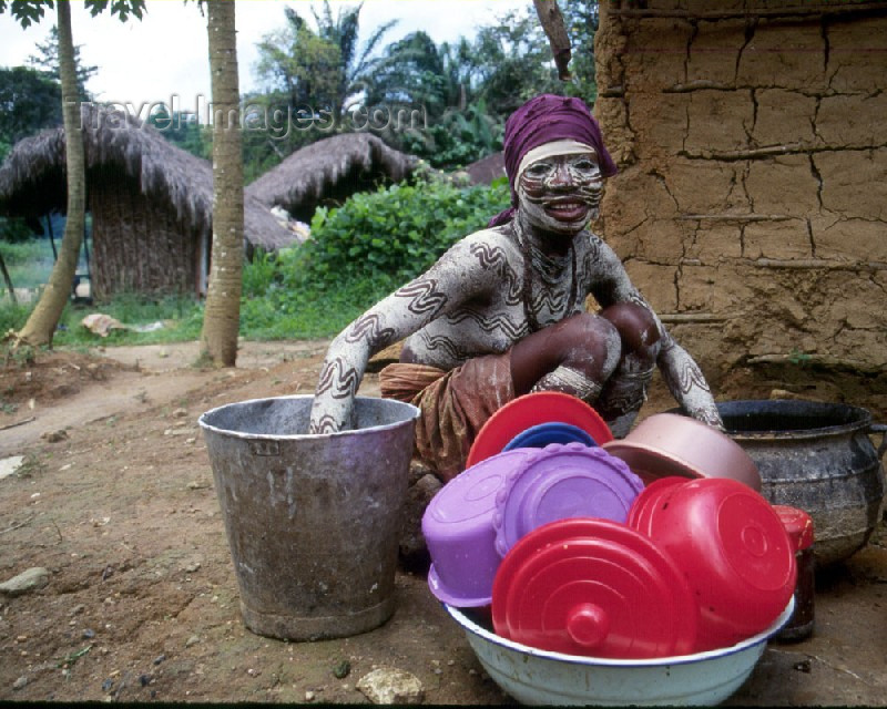 liberia6: Liberia - Grand Basa County: secret society girl - doing the dishes - domestic chores - photo by M.Sturges - (c) Travel-Images.com - Stock Photography agency - Image Bank