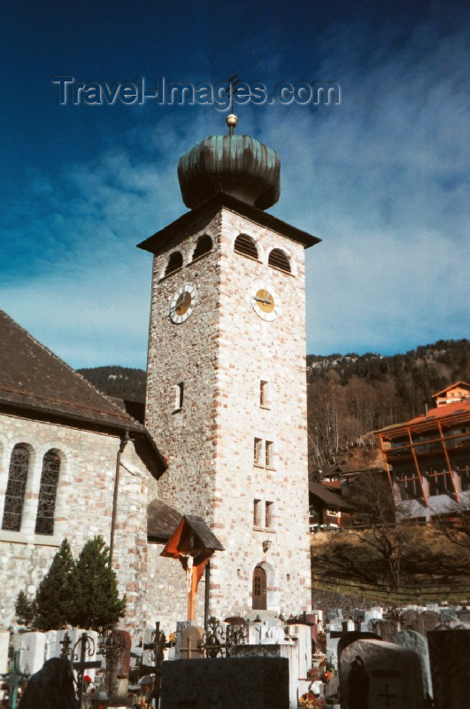 liech19: Liechtenstein - Triesenberg: onion roof - St. Joseph's Parish Church - Pfarrkirche St. Josef mit ihrem augenfälligen Zwiebelturm (photo by M.Torres) - (c) Travel-Images.com - Stock Photography agency - Image Bank