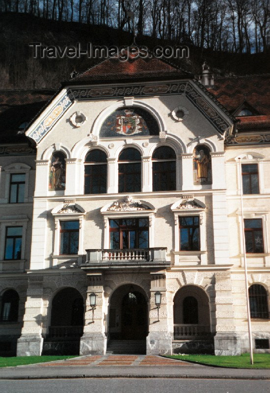 liech2: Liechtenstein - Vaduz: Government house - architect Gustav von Neumann of Vienna - neo-Baroque style - Regierungsgebäude - The Parliament Chamber is on the second floor (photo by M.Torres) - (c) Travel-Images.com - Stock Photography agency - Image Bank