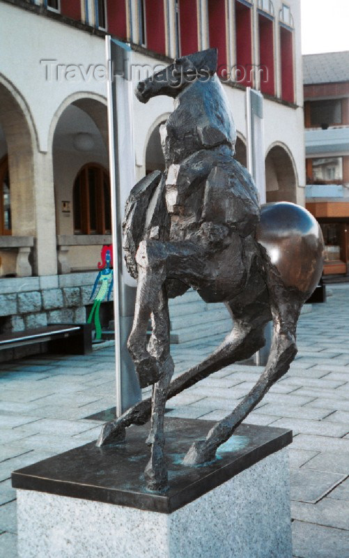 liech24: Liechtenstein - Vaduz: horsing around - sculpture - street art by the City Hall - Platz vor dem Rathaus (photo by M.Torres) - (c) Travel-Images.com - Stock Photography agency - Image Bank