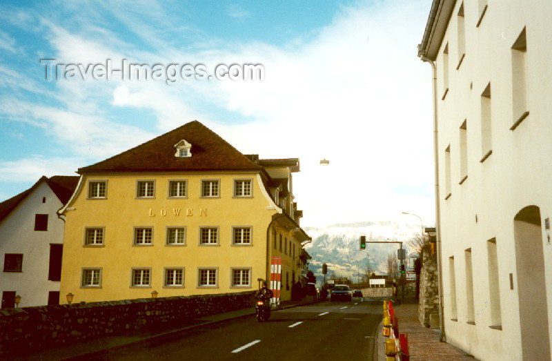 liech28: Liechtenstein - Vaduz: hotel Lowen - Herrengasse - road to Feldkirch, Austria - Gasthof Lowen (photo by M.Torres) - (c) Travel-Images.com - Stock Photography agency - Image Bank