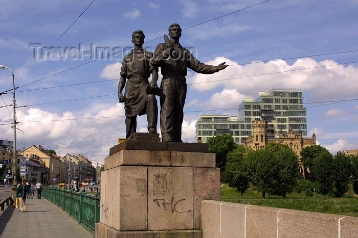 lithuan11: Lithuania - Vilnius: statues at bridge entrance - photo by A.Dnieprowsky - (c) Travel-Images.com - Stock Photography agency - Image Bank