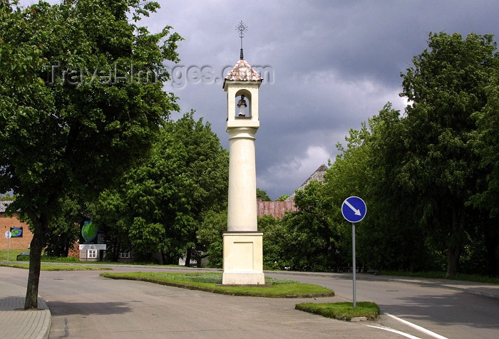 lithuan32: Lithuania - Trakai / Troki: religious column - photo by A.Dnieprowsky - (c) Travel-Images.com - Stock Photography agency - Image Bank
