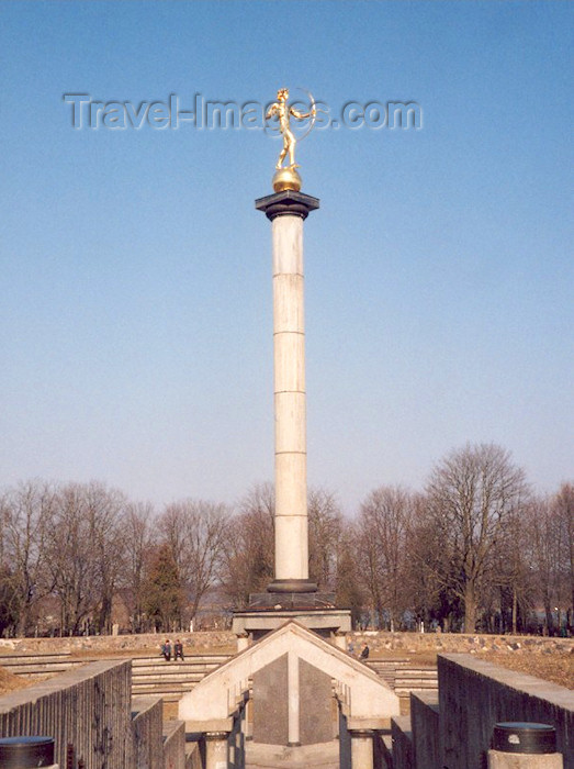 lithuan5: Siauliai / Schaulen / Shavli, Lithuania: column - a golden archer sculpture over the park - Sundial Square - commemorates Siauliai's 750th city anniversary in 1986 - intersection of Ezero and S. Salkauskio streets / Saules laikrodzio - photo by M.Torres - (c) Travel-Images.com - Stock Photography agency - Image Bank