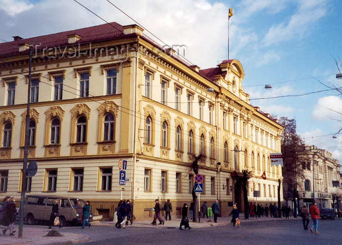 lithuan9: Lithuania - Vilnius / Vilna / Wilno / VNO: imposing facade - photo by M.Torres - (c) Travel-Images.com - Stock Photography agency - Image Bank