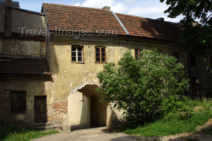 lithuania105: Lithuania - Vilnius: old houses - oldtown - arch - photo by A.Dnieprowsky - (c) Travel-Images.com - Stock Photography agency - Image Bank