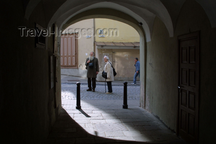 lithuania111: Lithuania - Vilnius: passage to Pilies street / Pilies gatve - photo by A.Dnieprowsky - (c) Travel-Images.com - Stock Photography agency - Image Bank