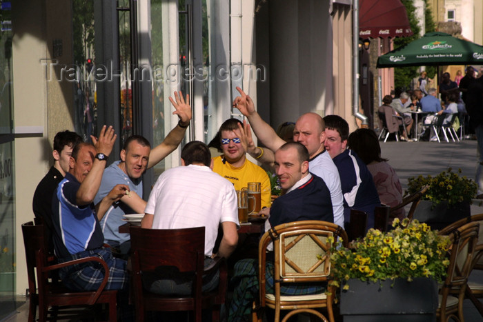 lithuania113: Lithuania - Vilnius: Scottish invasion - Scots on a bar - beer drinking - photo by A.Dnieprowsky - (c) Travel-Images.com - Stock Photography agency - Image Bank